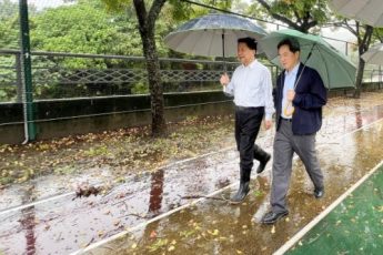校長副校長巡視外雙溪校區防汛情況 指示相關單位掌握校園安全