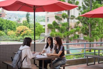 學校給錢，學生開課！１.６萬自主學習Python、區塊鏈，文學院生也能「職涯換軌」加密貨幣圈