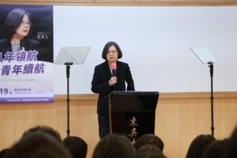 蔡英文東吳首場校園開講 笑稱「麥克風比較好」談女性參政困境